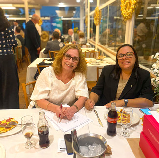 Rotarianas em momento de companheirismo