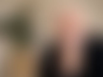 Idoso com sorriso suave olhando para para câmera