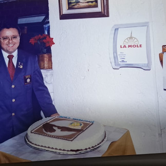 Eduardo Vasco ao lado do bolo comemorativo da visita.