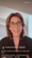 Fernanda Torres em close na câmera falando com público em seu canal no Facebook.