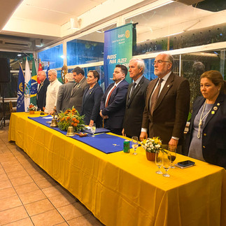 Mesa presidencial em momento solene