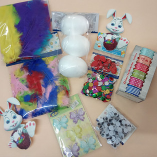 Υλικά για κατασκευές , όμορφα δωράκια για παιδιά και μπλοκ ζωγραφικής με πασχαλινή θεματολογία.