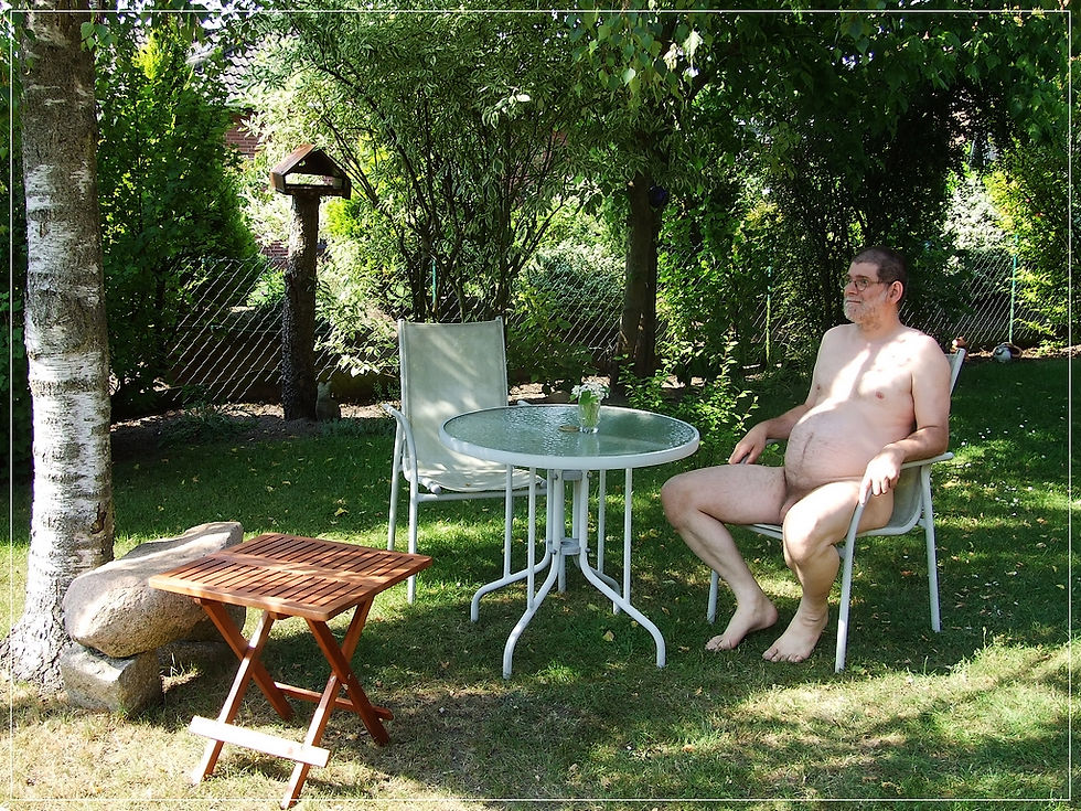 entspannt am Gartentisch