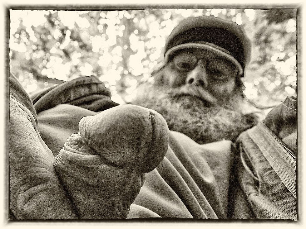 Portrait mit Eichel von unten