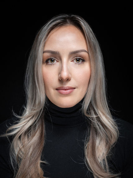 Professioneller Headshot einer Frau mit klarem Blick im Studio