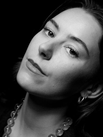 Cooles Portrait einer Influencerin in Köln mit minimalistischem Look für Personal Branding