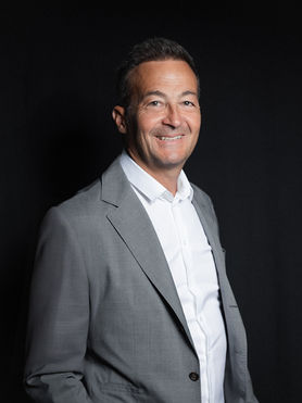 Business Portrait eines Mannes im Studio mit klarem Licht