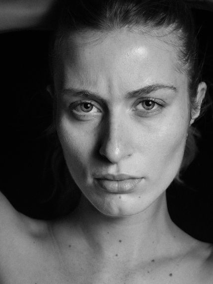 Closeup Modelface schwarzweiß cheekbones