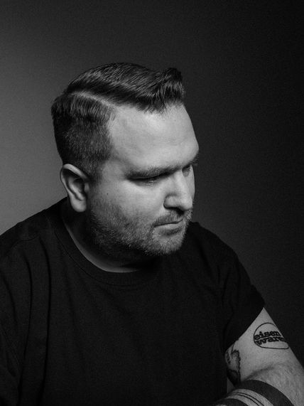 Cooles Portrait eines DJs Musikers für Pressebilder, Spotify dunkle ästethik schwarzer Hintergrund