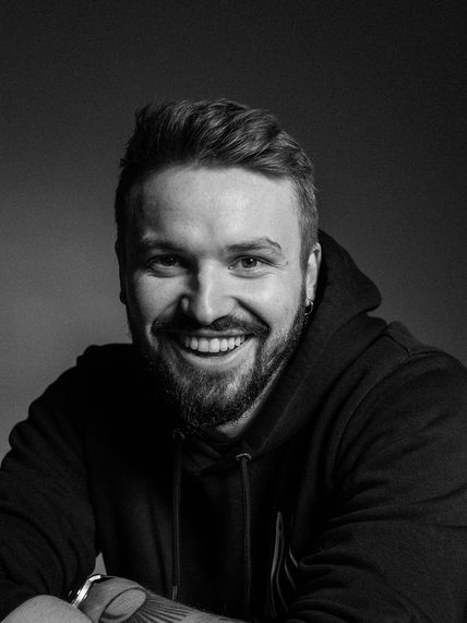 Modernes Personal Branding Headshot eines Mannes mit cleanem Look