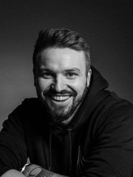 Modernes Personal Branding Headshot eines Mannes mit cleanem Look