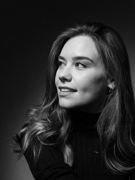 Modernes Portrait einer Frau im Studio in Köln mit natürlichem Ausdruck und reduziertem Hintergrund