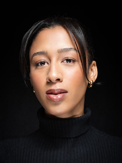 Cleanes Model Portrait einer schwarzen schönen Frau