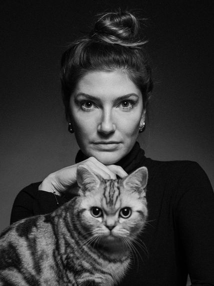 Editorial Portrait Frau mit Katze Tier Schwarzweiss