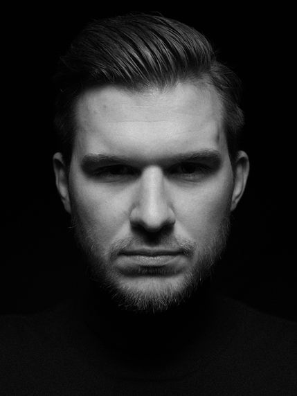 Portrait eines Mannes mit Licht und Schatten