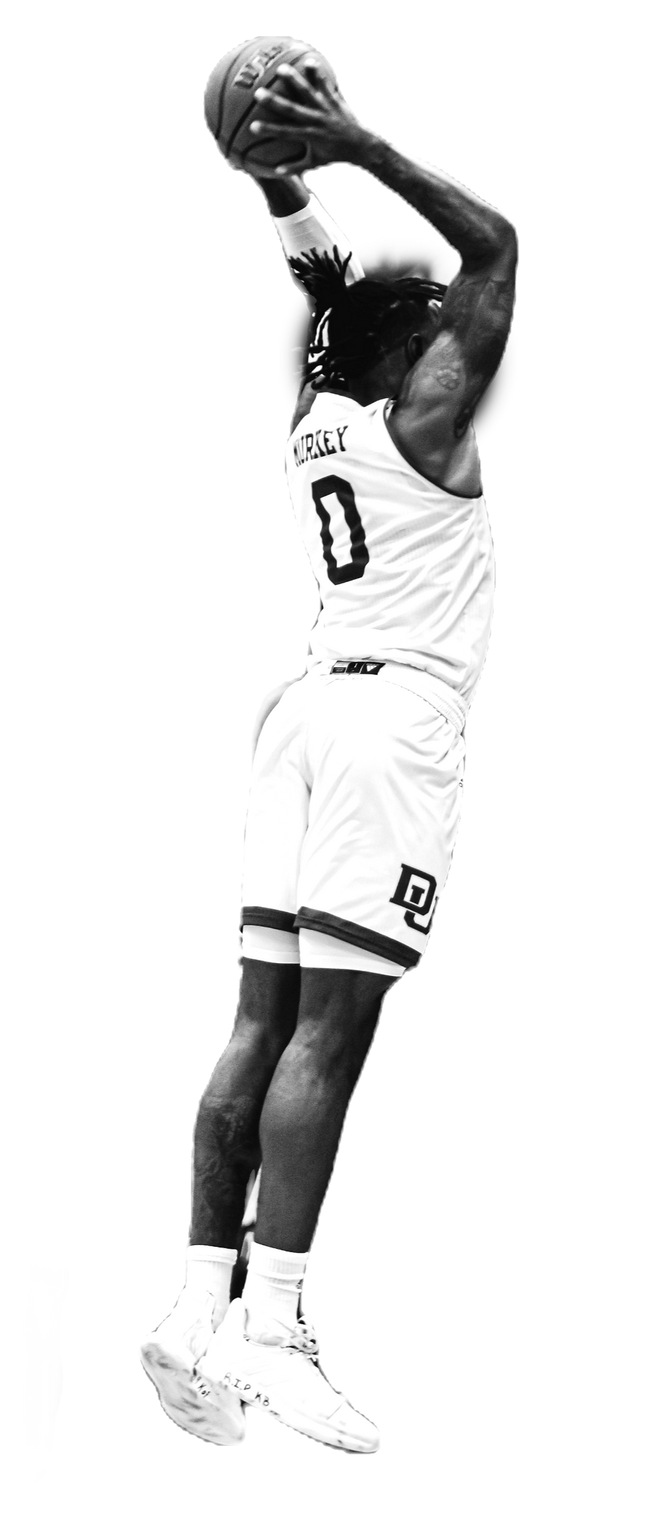 Hombre con camiseta blanca jugando al baloncesto_edited.png
