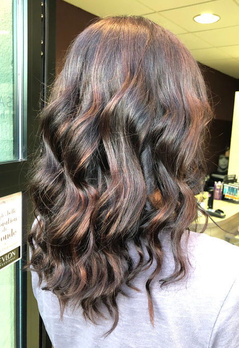 brune
wavy hair