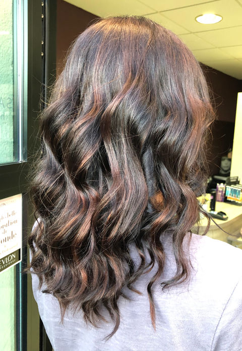 brune
wavy hair