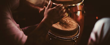 Tocando tambores de percusión