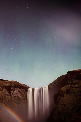 Cascada bajo el cielo nocturno