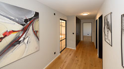 Gang mit dem Eingang in den Wohnbereich rechts