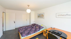 Schlafzimmer mit Zugang zur Dusche/WC