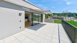 Terrasse mit der Wohnung und dem "Sonnenstoren"