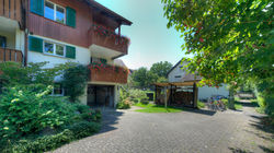Vorplatz mit dem Hausteil und der Garage im Haus