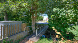 Zugang von der Strasse über eine kleine Brücke