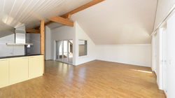 Wohnzimmer mit der Küche und dem Hofbalkon