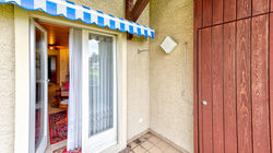 Balkon mit dem praktischen kleinen "Schopf"