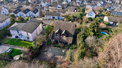 Rückseite mit dem Pool mit der skizzierten Grenze