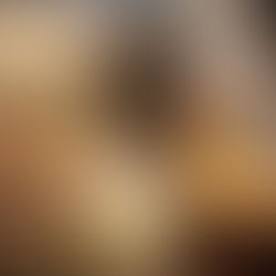 Une image composite illustrant deux métaphores bibliques : une personne vannant du grain à l'aide d'un panier dans un cadre villageois, et des mains tenant un bol de minerai d'argent au-dessus d'un feu de forge ouvert, en vue de son affinage.