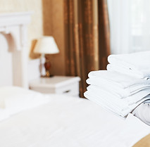 Personal del hotel con toallas