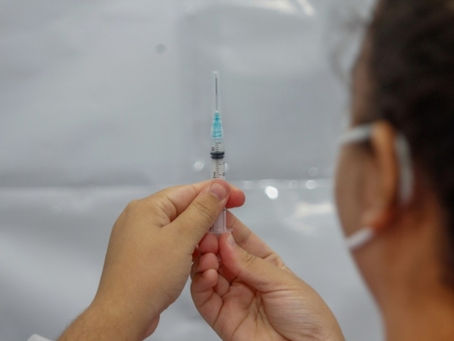 Governadora sanciona lei com multa de até R$ 20 mil para quem furar fila de vacinação contra Covid-19 no RN