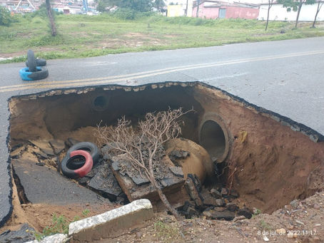 Chuva volta a alagar ruas de Natal, abre cratera e agrava situação em diferentes cidades do RN