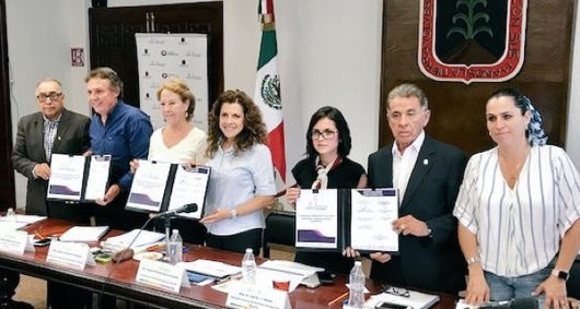 Trabajo coordinado entre salud, educación, DIF y SEDESOL para combatir el sobrepeso y la obesidad.