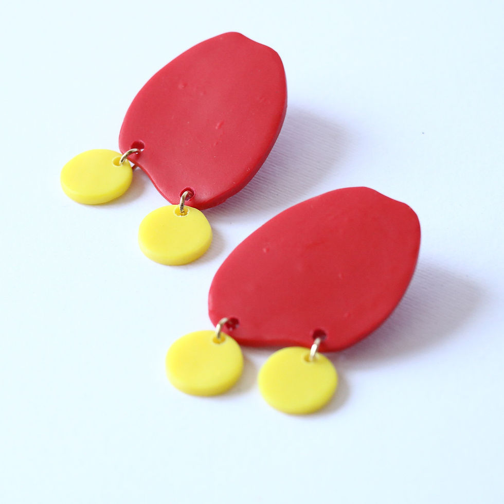 Détail de la forme originale des boucles d’oreilles Monali rouge et jaune, faites main