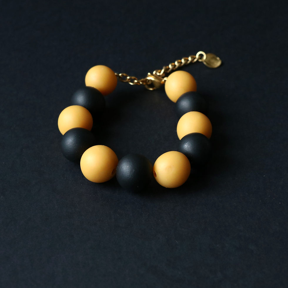 Bracelet de perles beige et noir Paolo, argile polymère fait main et chaîne en laiton doré, ajustable, création Kadisha