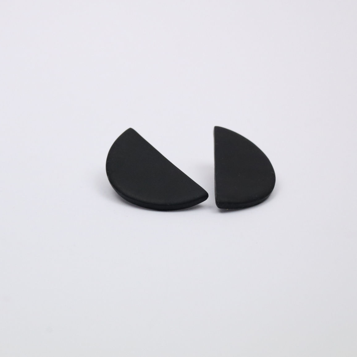 Boucles d’oreilles Billy noires – Bijoux minimalistes faits main Kadisha