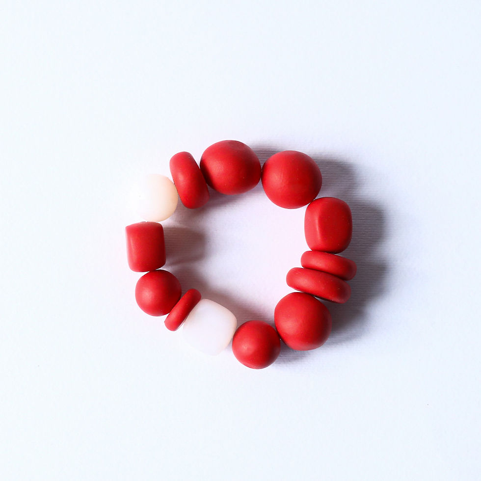 Détail perles d’argile polymère rouges et blanches bracelet Timothée Kadisha