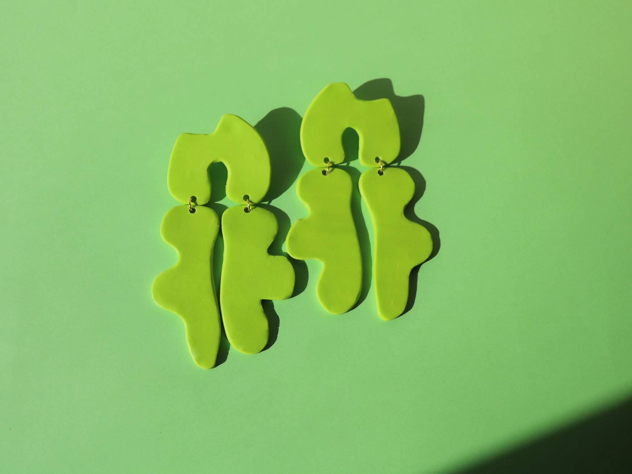 Boucles d’oreilles pendantes grandes vertes Carmen – Bijoux artisanaux Kadisha