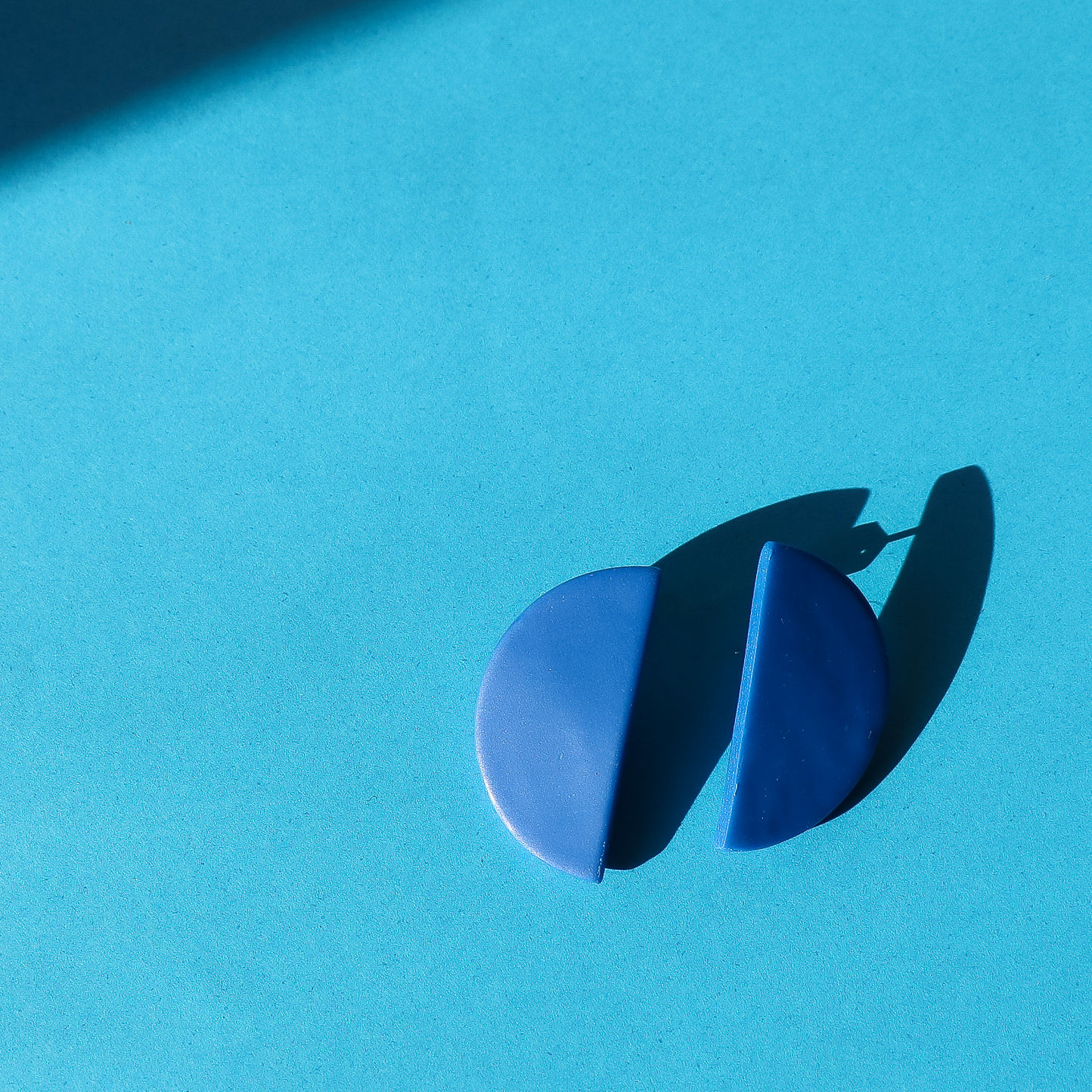 Boucles d’oreilles Billy bleues – Bijoux minimalistes faits main Kadisha