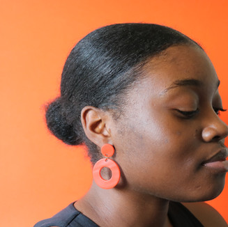 Boucles Victoria rouges pour peaux aux sous-tons chauds – Bijoux artisanaux Kadisha
