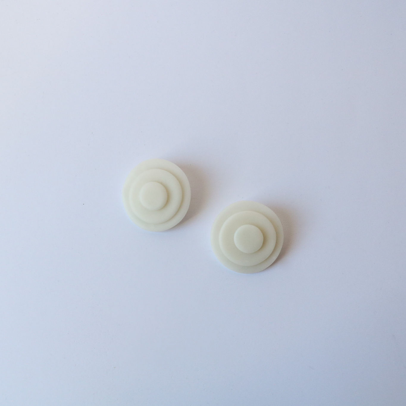 Boucles d’oreilles rondes blanches Ayana style années 80 – Bijoux artisanaux Kadisha