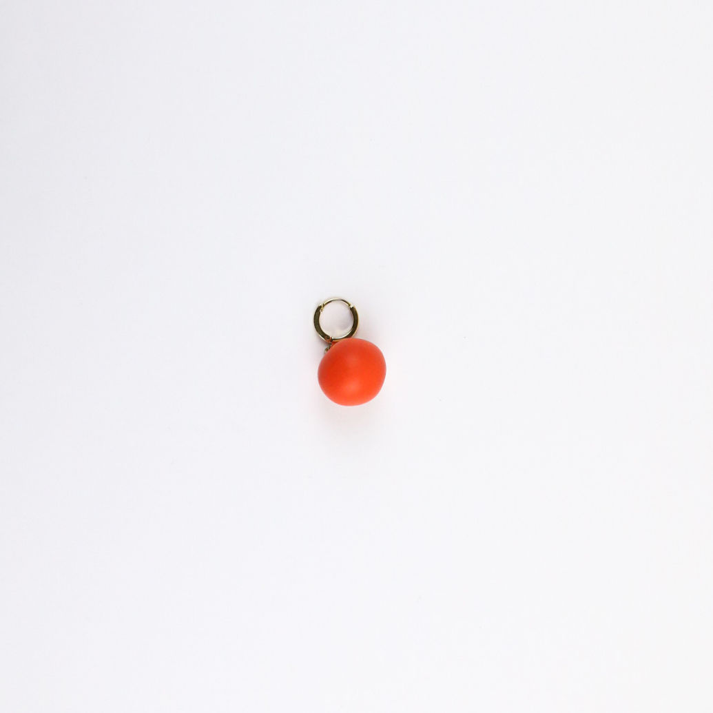 Mono boucle O orange minimaliste ronde en argile polymère – Bijou artisanal Kadisha