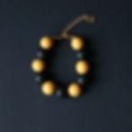 Bracelet de perles beige et noir Paolo, argile polymère fait main et chaîne en laiton doré, ajustable, création Kadisha