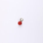 Mono boucle O rouge minimaliste ronde en argile polymère – Bijou artisanal Kadisha