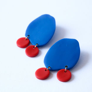 Boucles d'oreilles colorées pendantes bleu et rouge