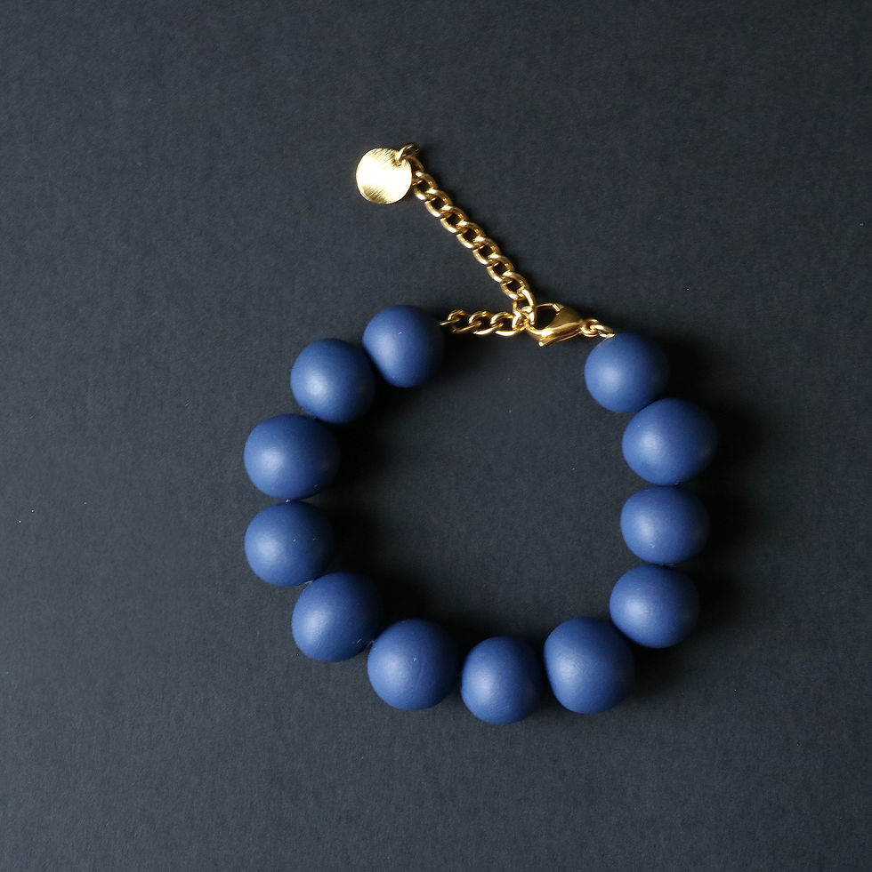 Détail des perles bleues en argile polymère sur bracelet Sam, bijou fait main Kadisha